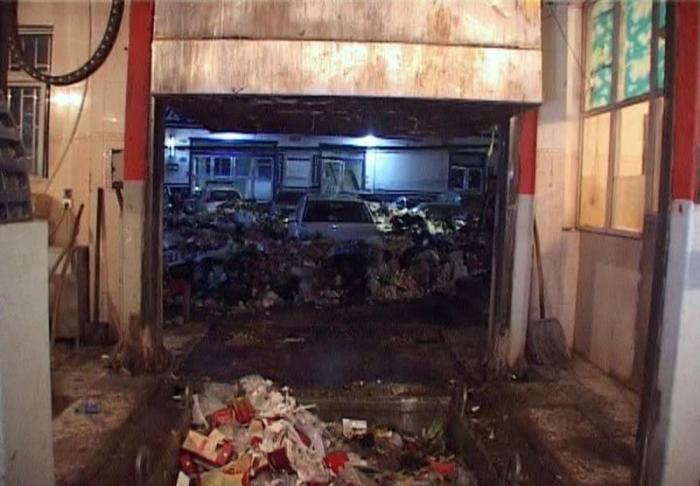 Автомобиль, преградивший въезд мусорщиками, завалили 10 тоннами мусора (6 фото) Автомобиль, преградивший въезд мусорщиками, завалили 10 тоннами мусора (6 фото)