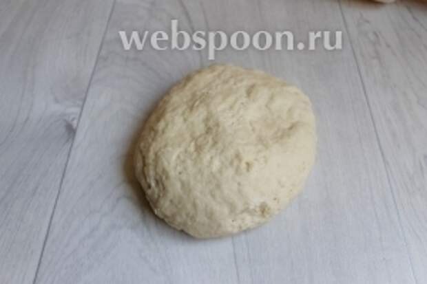 Замесим тесто. Если муки будет мало, то добавим ещё.