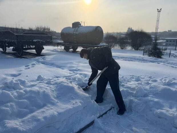 В Смоленске убрали снег с территории у Дворца культуры железнодорожников