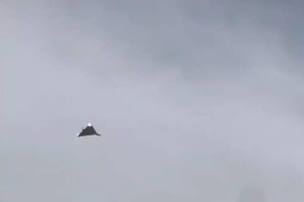 В Сети появились кадры погони F-16 за иранским дроном над пляжем в Дубае