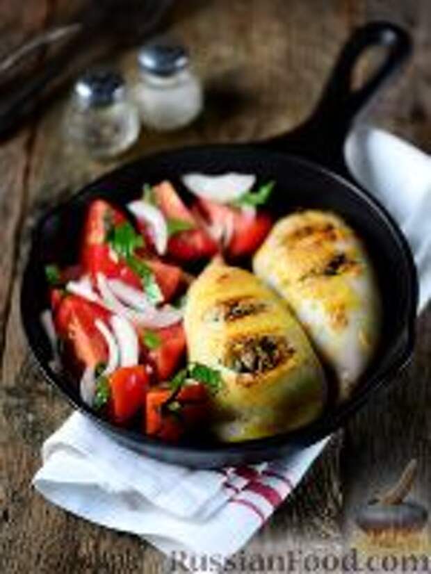 Фото к рецепту: Кальмары, фаршированные овощами и грибами