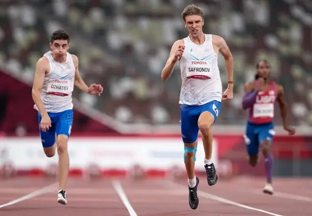 С восемью спортсменами