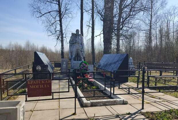 В Оленинском районе братскую могилу привели в порядок