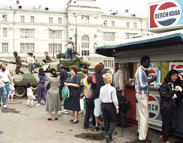 На одной из улиц Москвы во время августовского путча 1991 года. Фото Владимира Родионова