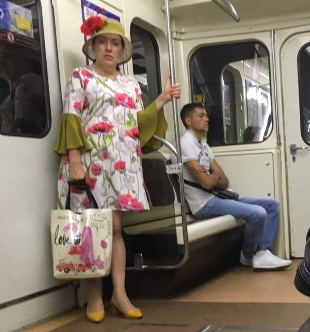 Женщина в маках метро, мода в метро, подземка, смешно, фото, фрики