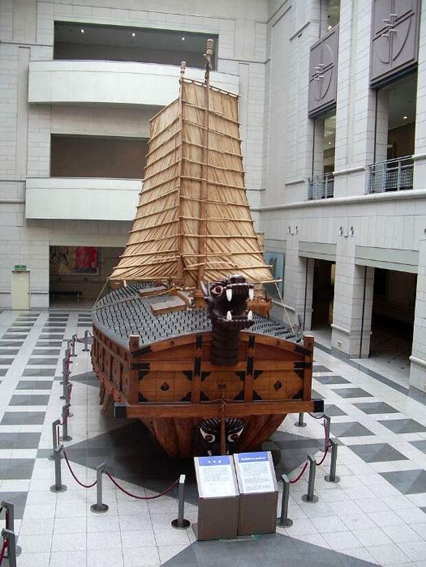 Реконструкция кобуксона в экспозиции музея в Сеуле. /Фото: wikipedia.org
