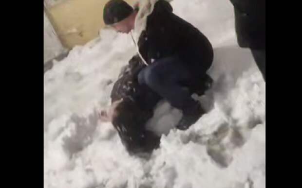 В центре Рязани девушка потеряла сознание после падения глыбы льда с крыши