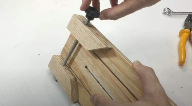 Кондуктор для склейки деревянных заготовок под 90 градусов