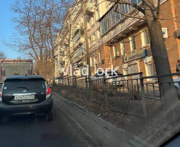 Очередной «торопыга» на «Приусе» пошел на крайние меры во владивостокской пробке