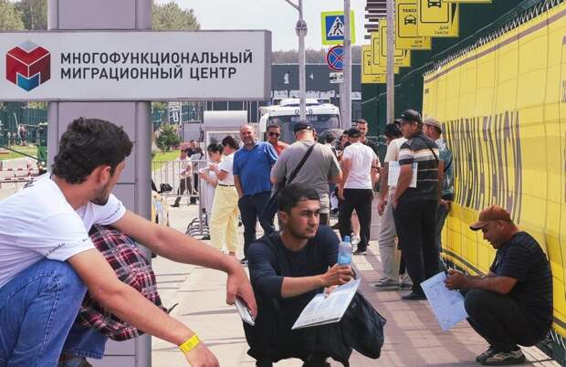 «Узбекистан переехал к нам»: жители деревни Сахарово воют из-за наплыва тысяч мигрантов. Что там происходит?