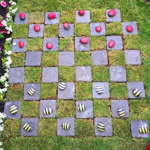 В саду были предусмотрены даже "встроенные" игры - как, например, вот эти шашки. идеи для дачи, подарки детям, сад