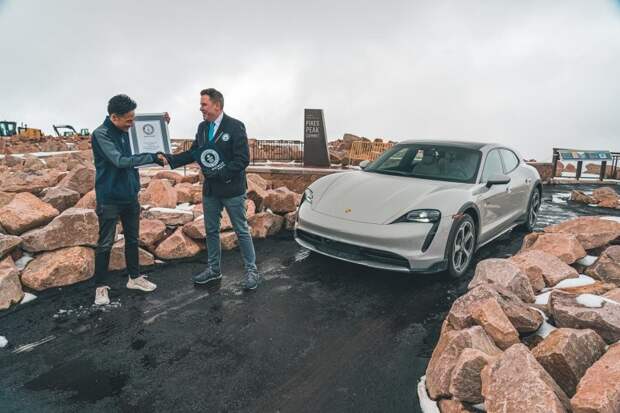 Porsche Taycan устанавливает рекорд Гиннесса по подъему над уровнем моря на электромобиле