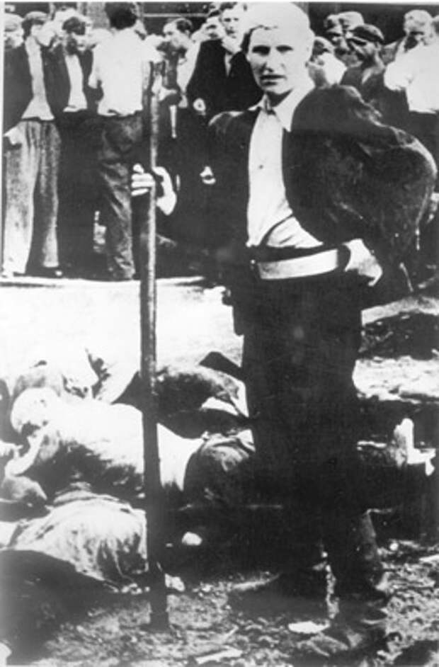 Убийца литовской национальности с ломом, которым он убивал своих жертв.