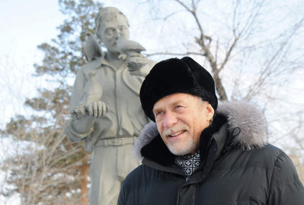 «Встречаю в поездах»: Актер Михайлов рассказал о детских рождественских воспоминаниях