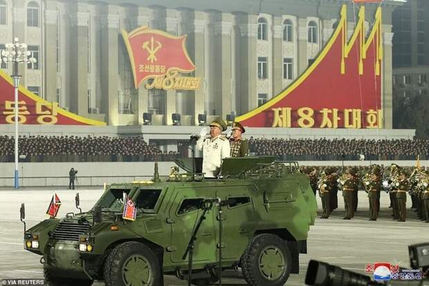 Ким Чен Ын и его новая любимая ракета Ким Чен Ын и его новая любимая ракета