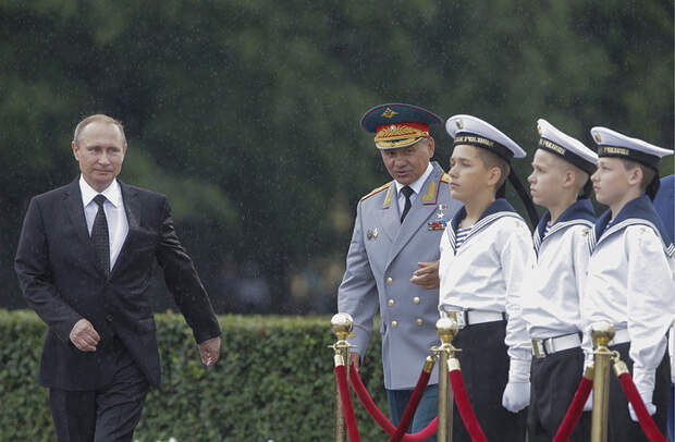 Президент России Владимир Путин и министр обороны РФ Сергей Шойгу 