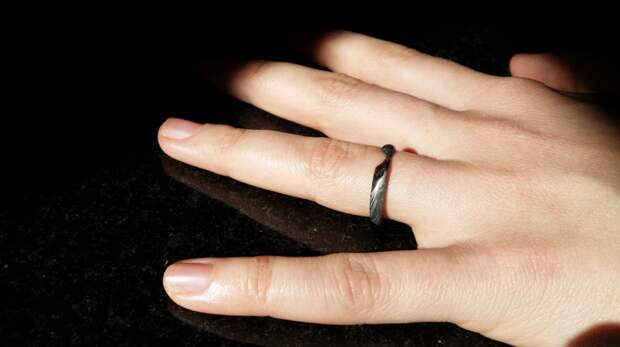 Парень подарил своей девушке обручальное кольцо, которое он сам сделал из куска метеорита кольцо, красота, обручальное кольцо, своими руками