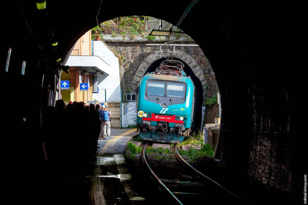 28. В Вернацце большая часть станции находится в тоннеле. Вне тоннеля помещается только два вагона.