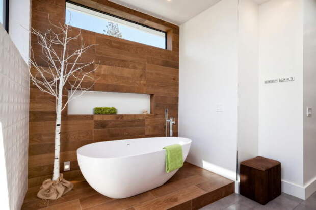 Дизайн ванной со стеной из ламината. 
