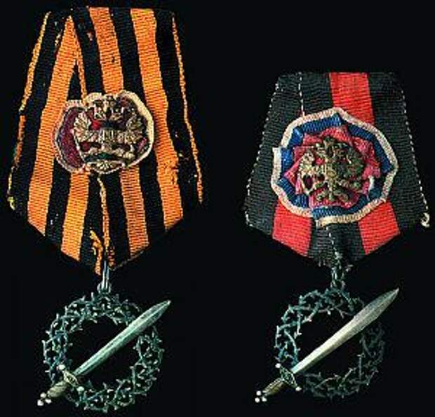 Награда “За ледяной поход” (ф.1) слева — для участников боев, справа — для тех, кто  не принимал участия в боях