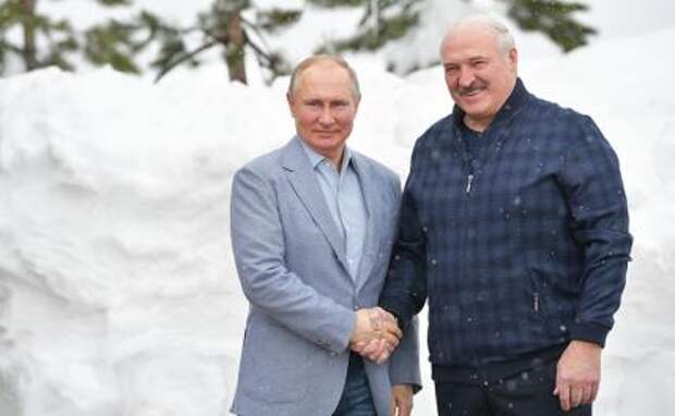 На фото: президент России Владимир Путин и президент Белоруссии Александр Лукашенко (слева направо)