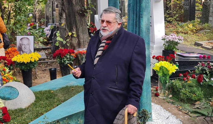 «Кладбище – веселая вещь!»: остроумный Ширвиндт после панихиды блеснул на могиле Захарова