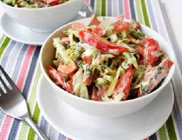 салат с колбасой и овощами