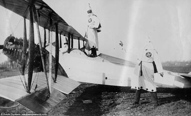 Ку-клукс-клан идет по Вашингтону: шокирующие фото 1920-х годов