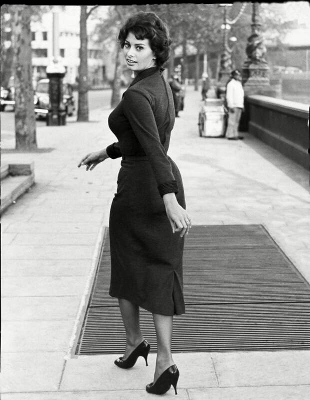 Sophia-Loren-walking-down-the-Embankment-in-London-in-October-of-1957-768x993.jpg