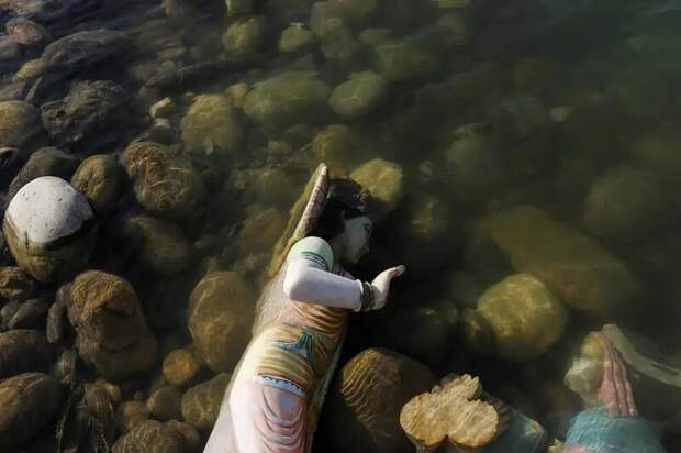 В воду окунают и статуи богов. Некоторые почему-то там же и остаются.