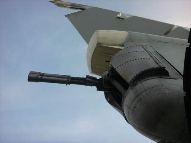 ГШ-23_в_корме_Ту-22.jpg ГШ-23_в_корме_Ту-22.jpg