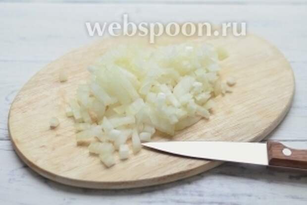 Лук мелко порезать.