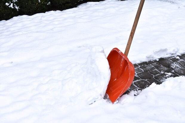Многослойные залежи снега скопились на детской площадке на Федора Полетаева