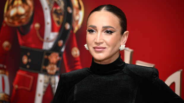 «Ее не принимали, но любил народ»: Бузова сравнила себя с принцессой Дианой