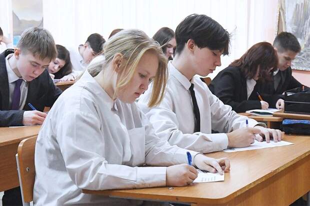 В РФ утвердили список из 16 обязательных предметов для учеников 10-11-х классов