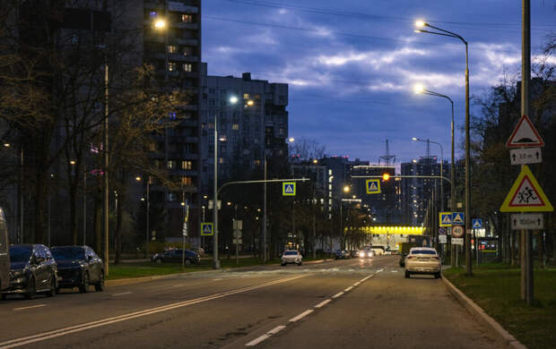 На улице Олеко Дундича в Петербурге заменили освещение