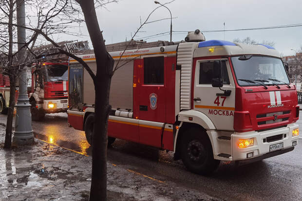 Грузовик загорелся на МКАД