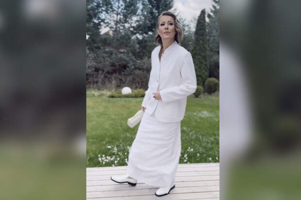 Журналистка Ксения Собчак опубликовала видео в белом костюме