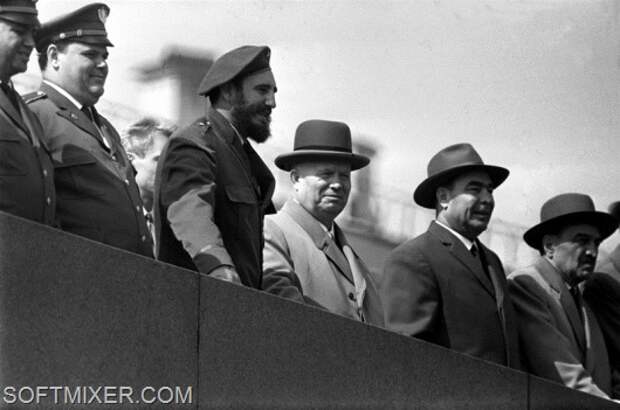 Кастро Фидель и руководители советского государства на трибуне Мавзолея (1962 г.) Кастро Фидель и руководители советского государства на трибуне Мавзолея (1962 г.)