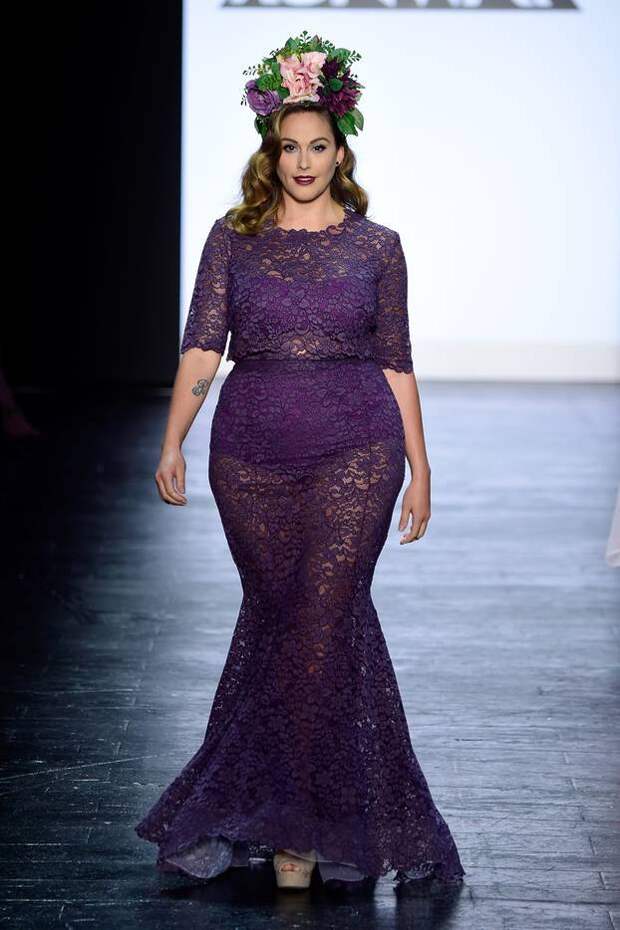 Модное длинное фиолетового цвета кружевное платье 2017 для полных - фото обзор.