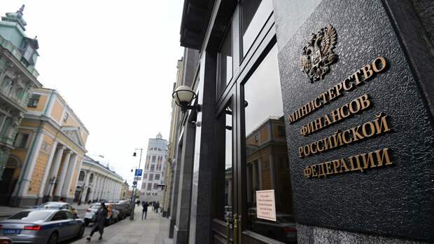 Минфин поддержал естественный переход расчетов с доллара на рубли 