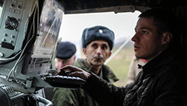 Военнослужащий за пультом комплекса радиоподавления