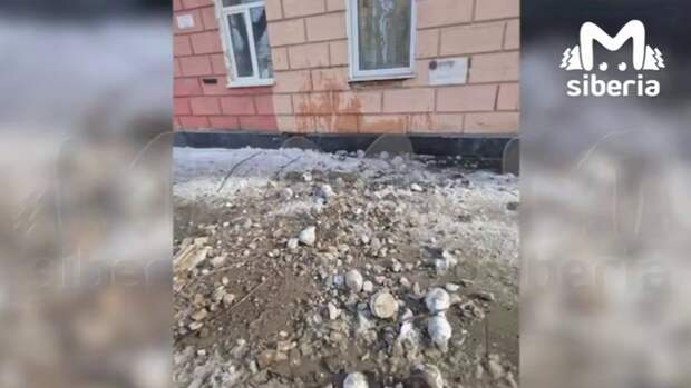 Крупный кусок парапета едва не упал на головы барнаульцев на проспекте Ленина