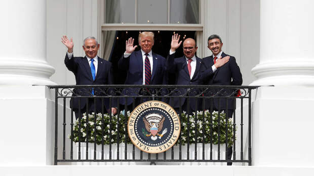 Слева направо: премьер-министр Израиля Биньямин Нетаньяху, президент США Дональд Трамп, министр иностранных дел Бахрейна Абдель Латиф аз-Заяни и министр иностранных дел Объединенных Арабских Эмиратов (ОАЭ) Абдалла бен Зайд Аль Нахайян 