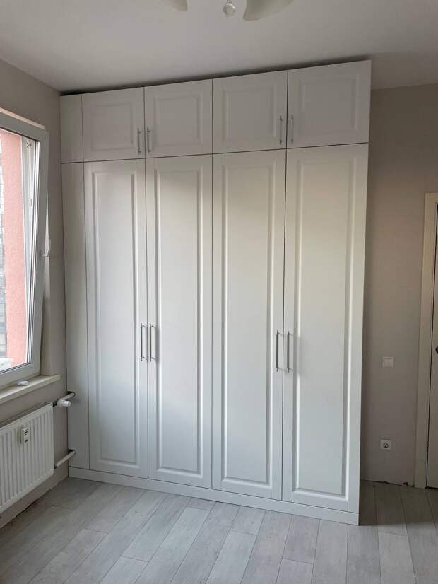 Современный шкаф в белом цвете с фрезерованными фасадами от Hansa Mebel