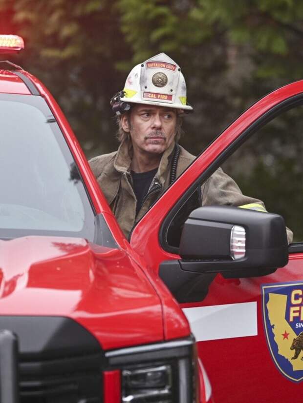 Billy Burke as Vince Leone