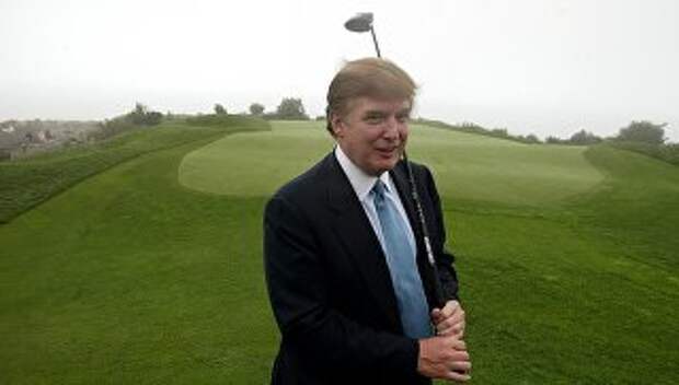 Дональд Трамп с клюшкой для игры в гольф