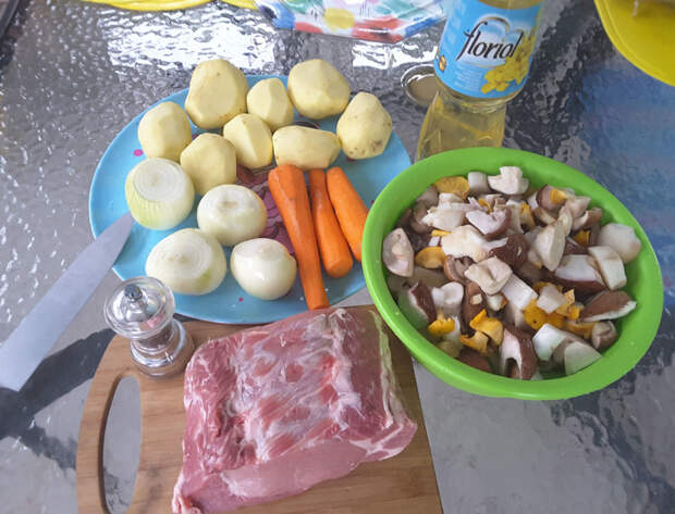 Тушеная картошка с грибами и мясом в казане Тушеная картошка с грибами и мясом в казане