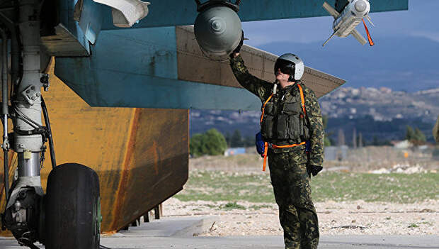 Летчик ВКС РФ на авиабазе Хмеймим в Сирии. Архивное фото