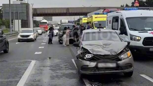 В ДТП с участием четырех машин на МКАД пострадал один человек